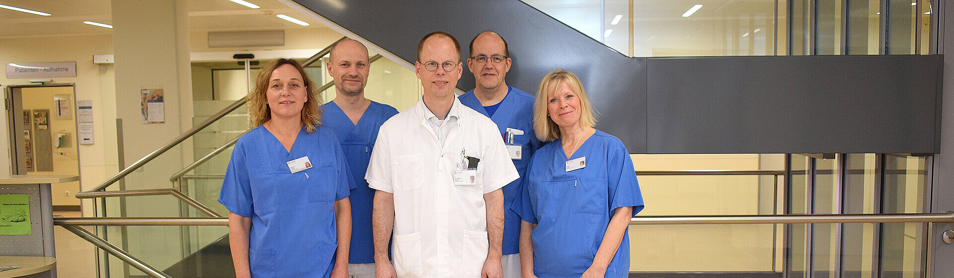 Das Hygieneteam im Treppenhaus des Klinikum Itzehoe.