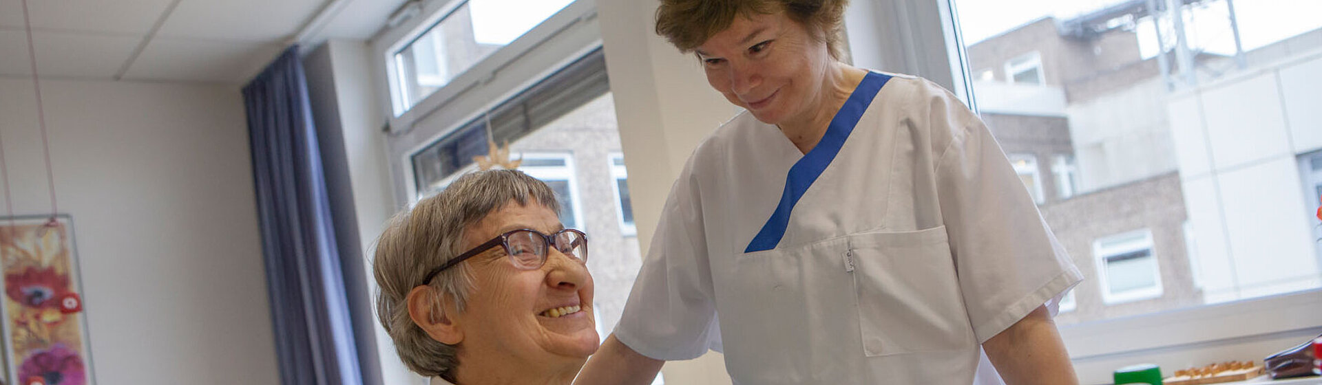 Eine Pflegefachkraft betreut eine Patientin