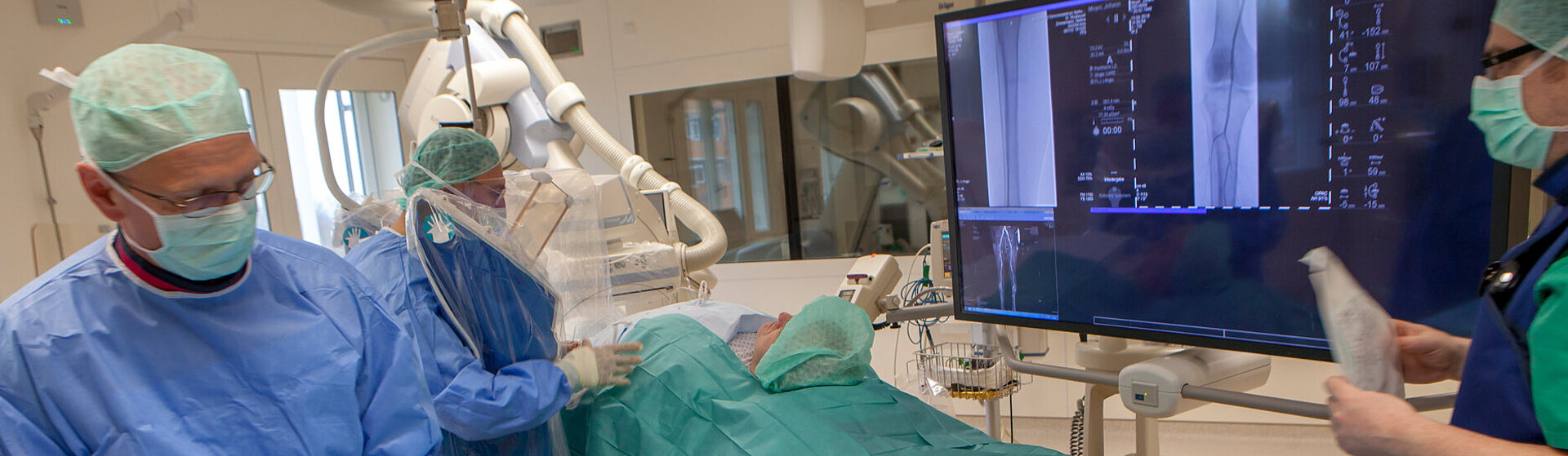 Operationssituation im Hybriden Operationssaal. Operationssituation im Hybriden Operationssaal.