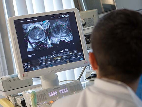 Mediziner schaut Ultraschallbild an