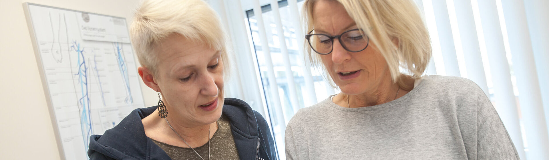 Zentrumskoordinatorin Ulrike Baade-Heinrich berät eine Patientin.