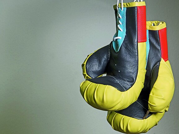 Zwei hängende Boxhandschuhe
