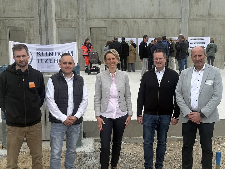 Hauke Boje, Projektleiter, Lasse Rahn, technischer Leiter, beide Kähler Hochbau, Hannah Maria Werner, Krankenhausdirektorin Klinikum Itzehoe, Sönke Lase, GF RKiSH, Werner Christiansen, technischer Leiter Klinikum Itzehoe