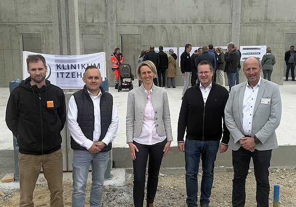 Hauke Boje, Projektleiter, Lasse Rahn, technischer Leiter, beide Kähler Hochbau, Hannah Maria Werner, Krankenhausdirektorin Klinikum Itzehoe, Sönke Lase, GF RKiSH, Werner Christiansen, technischer Leiter Klinikum Itzehoe
