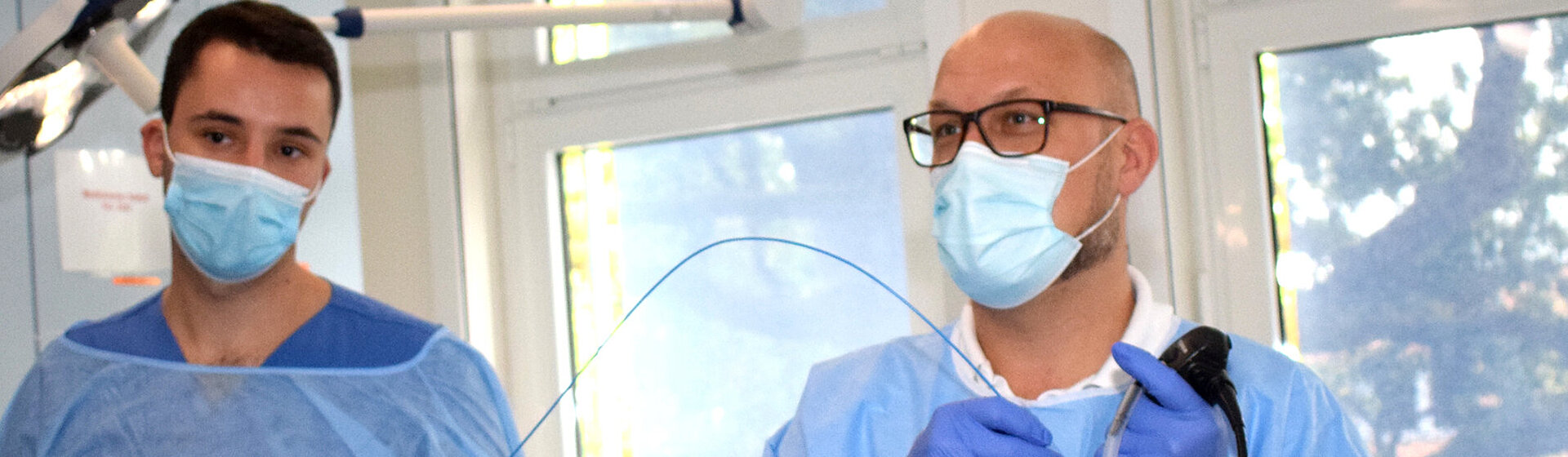 PD Dr. med. Benjamin Waschki (rechts) mit einem Kollegen bei einer pneumologischen Untersuchung.