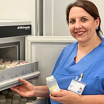 Oberärztin Barbara Naust an der Muttermilchbank