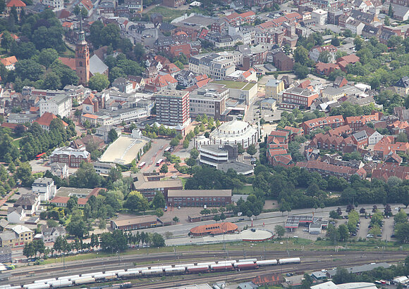 Mitglieder und Stellvertreter der Verbandsversammlung Luftbild Itzehoer Innenstadt mit Bahnhof, Theater, Kirche