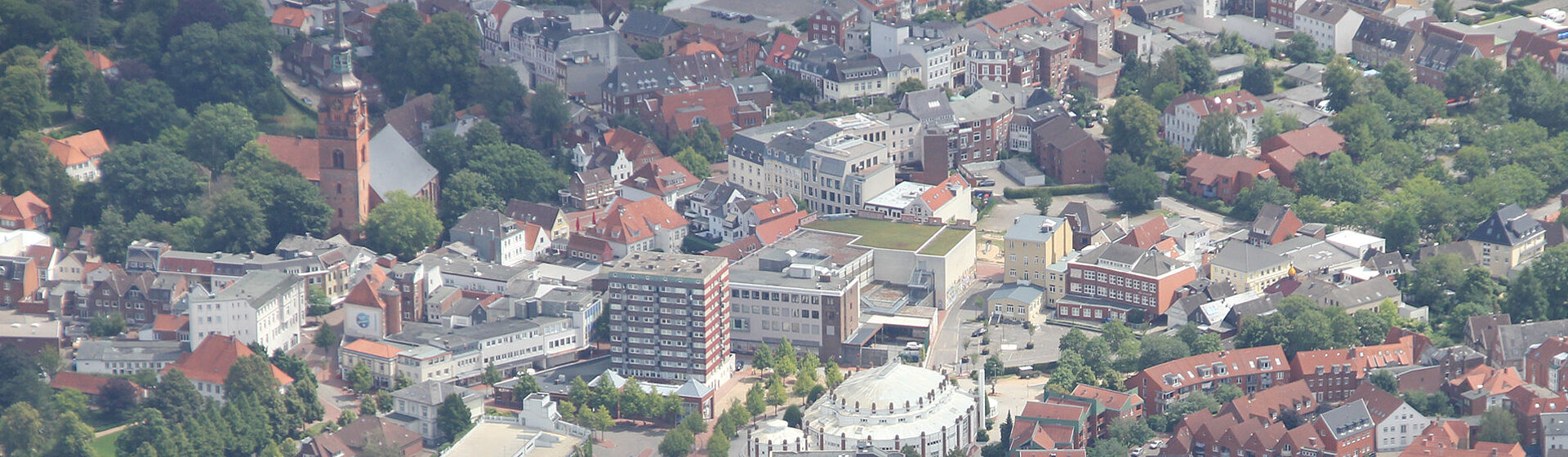 Luftbild Itzehoer Innenstadt mit Theater und Kirche