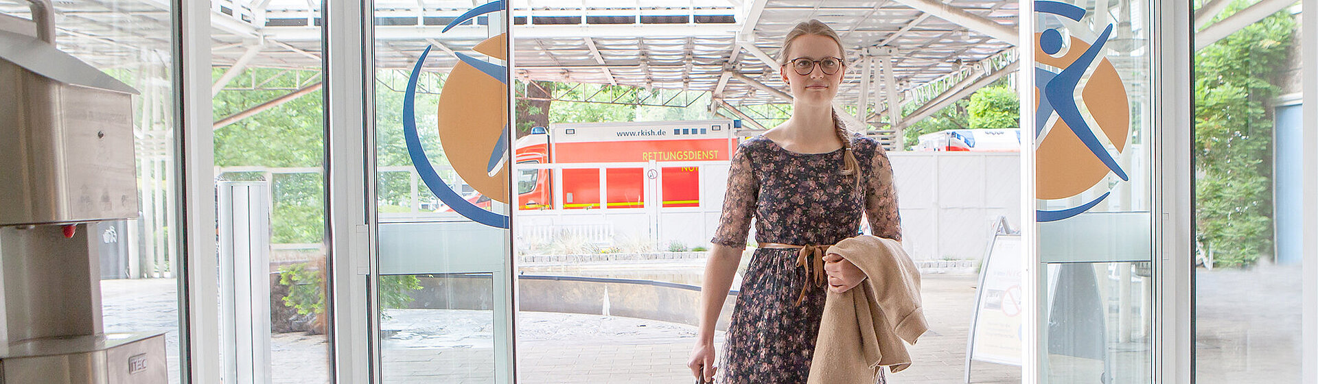 Patientin betritt das Klinikum Itzehoe durch den Haupteingang.