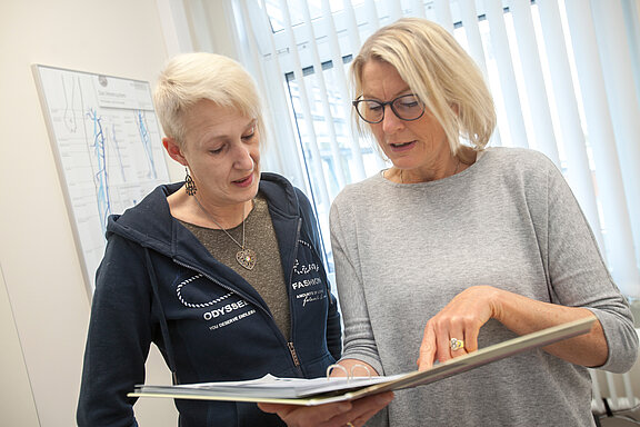 Zentrumskoordinatorin Ulrike Baade-Heinrich berät eine Patientin
