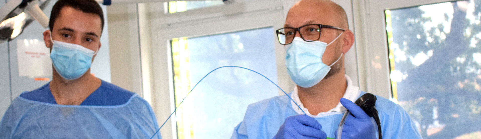 Chefarzt Priv.-Doz. Dr. med. Benjamin Waschki (rechts) mit einem Kollegen bei einer pneumologischen Untersuchung Chefarzt Priv.-Doz. Dr. med. Benjamin Waschki (rechts) mit einem Kollegen bei einer pneumologischen Untersuchung