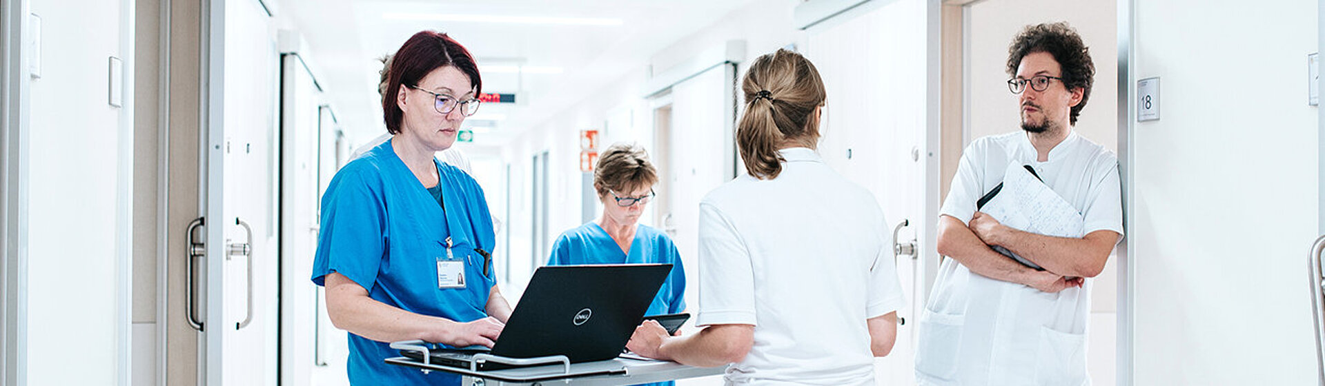 Ärzteteam und Pflegefachpersonal besprechen sich.