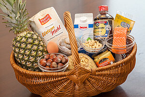 Ein Korb gefüllt mit Lebensmitteln.