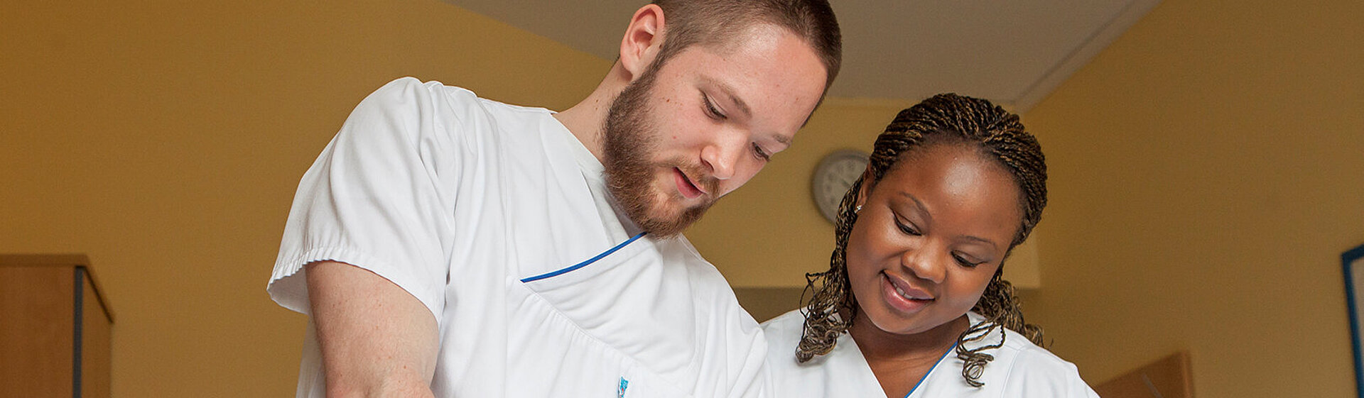 Zwei PflegerInnen am PatientInnenbett Zwei PflegerInnen am PatientInnenbett