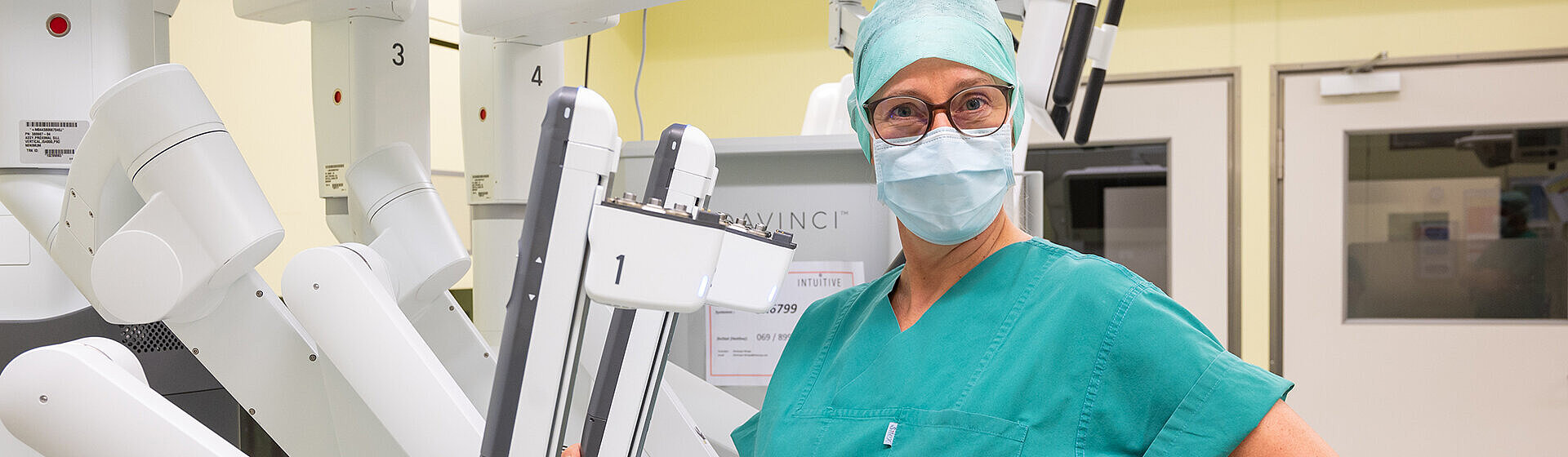 Chefärztin, Dr. med. Silke Riechardt, arbeitet am OP-Roboter Da Vinci
