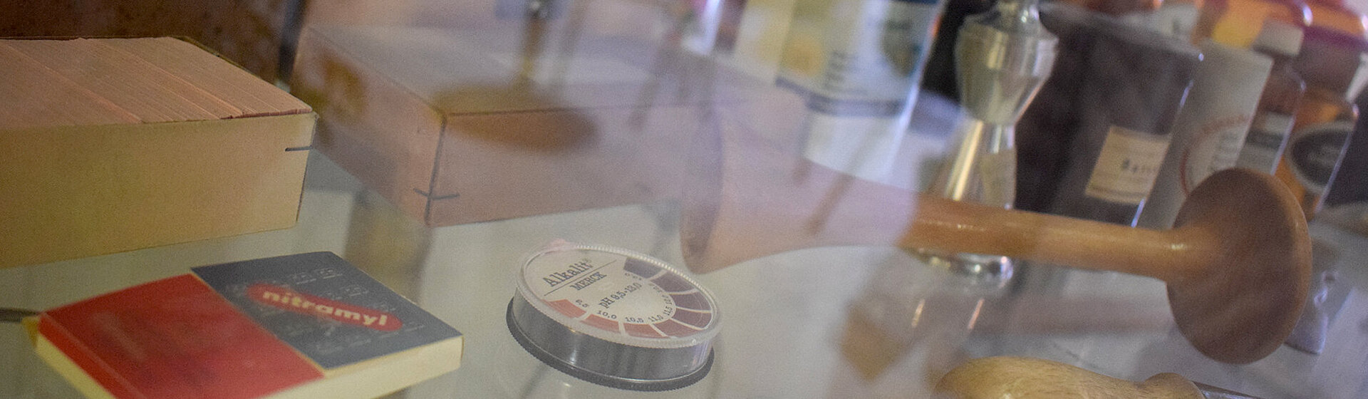 Historische medizinische Geräte in einer Ausstellungsvitrine Historische medizinische Geräte in einer Ausstellungsvitrine