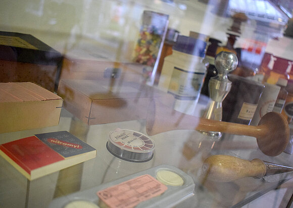 Historie Historische medizinische Geräte in einer Ausstellungsvitrine