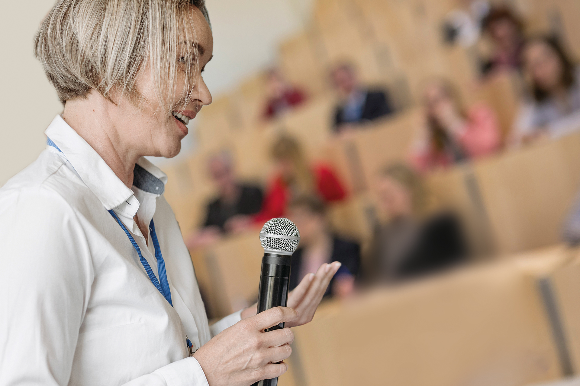 Klinik im Dialog Vortragsreihe Oktober 2025 Frau hält Vortrag im Hörsaal