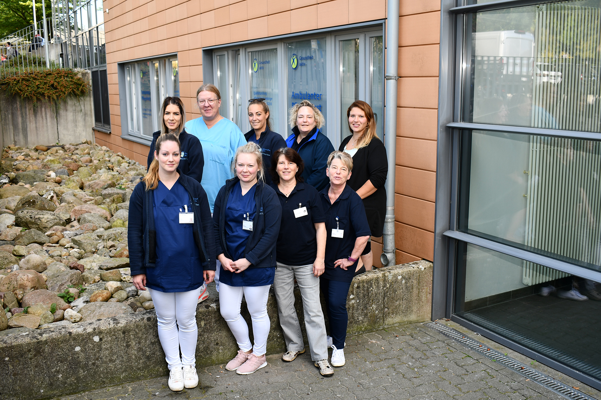 Gruppenfoto des Teams Ambulanter Pflegedienst vorm Eingang zum Ärzte- und Dienstleistungszentrum Gruppenfoto des Teams Ambulanter Pflegedienst vorm Eingang zum Ärzte- und Dienstleistungszentrum