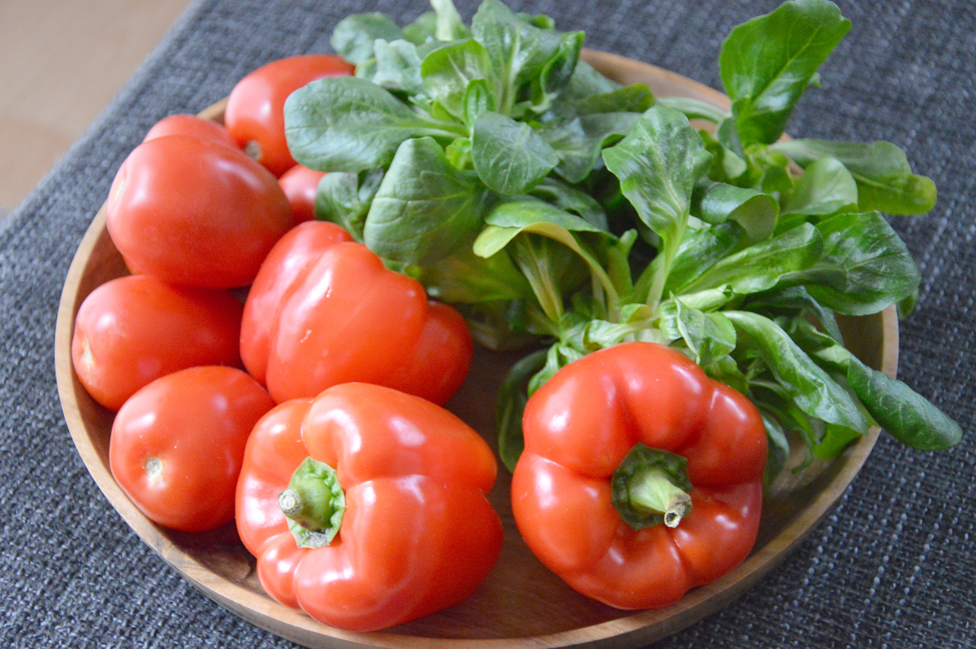 Ein Teller mit frischem Gemüse.
