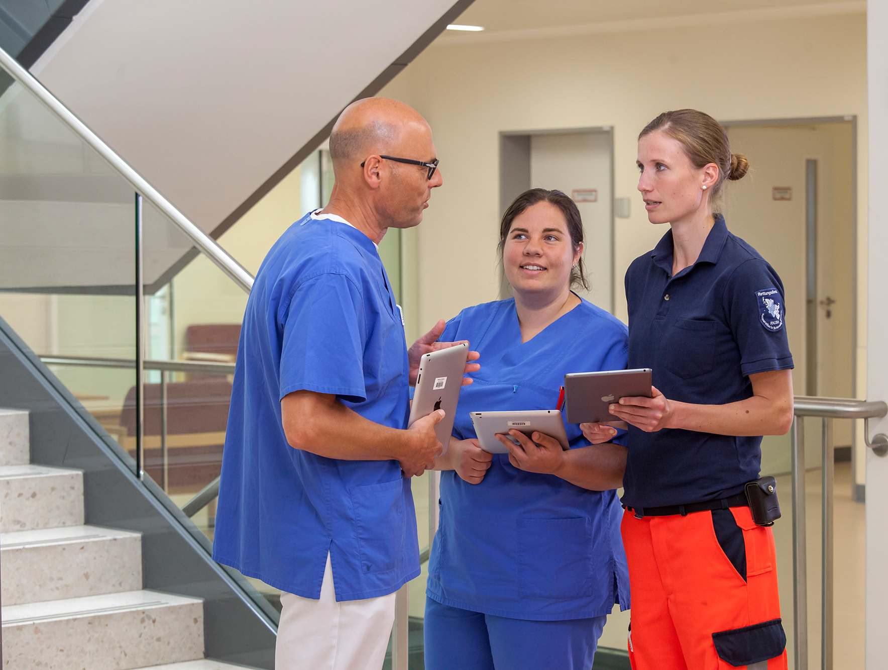 Medizinisches Personal bespricht sich