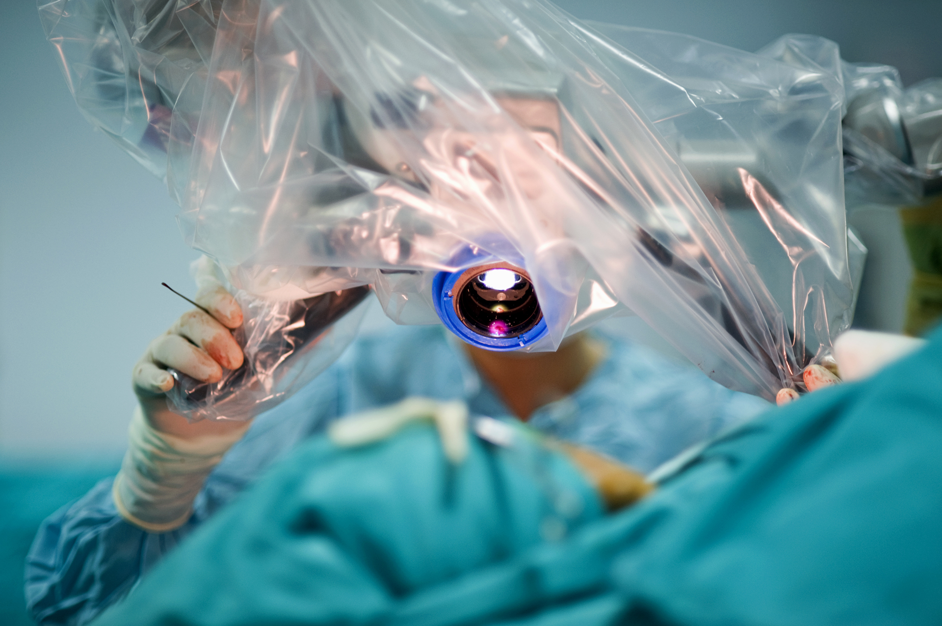 Operation mit Mikroskop